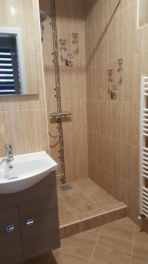 Illaberek Apartmanok Hajdúszoboszló المظهر الخارجي الصورة